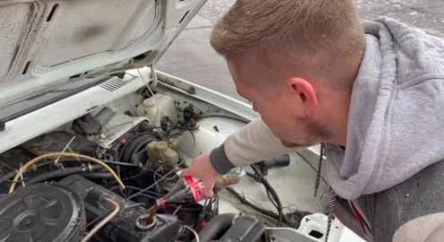 They poured Cola into the car engine instead of oil – what came of it (video)