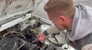 У двигун авто замість оливи залили Колу – що з цього вийшло (відео)