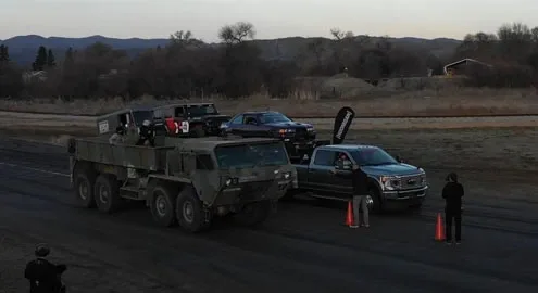 Пикап Ford с тремя на авто на прицепе бросил вызов армейской машине 8Х8 (видео)