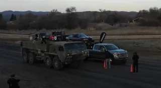 Пикап Ford с тремя на авто на прицепе бросил вызов армейской машине 8Х8 (видео)