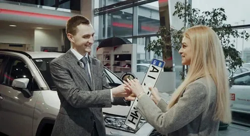 Новые авто в Украине стали получать номера прямо в автосалоне