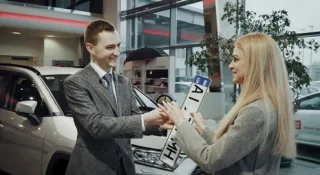 Нові авто в Україні стали отримувати номери прямо в автосалоні