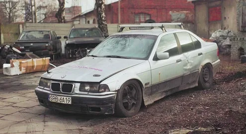 Poles made an ideal BMW out of a pile of metal in 2 days (video)