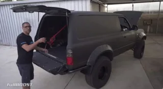 У мережі показали Toyota Land Cruiser 80 у неймовірному тюнінгу (відео)