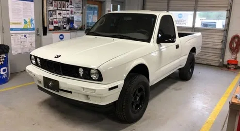 Students crossed a Toyota pickup and an old BMW E30 (photo)