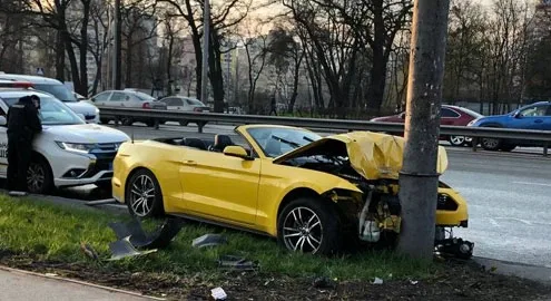 В Киеве разбили прокатный спорткар через несколько часов после выезда (фото)