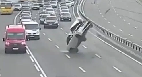В Киеве произошло очень странное ДТП (видео)