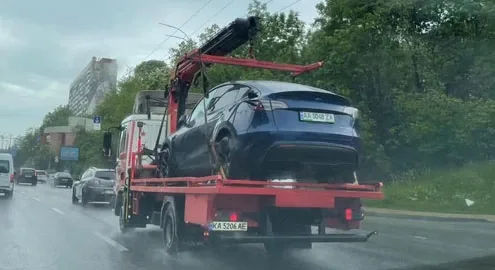 Kyiv tow truck operators took away a Tesla right with its charging cable (photo)