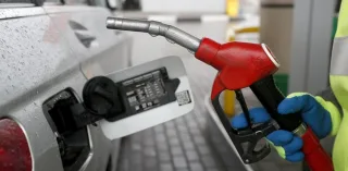 Українці стали купувати більше бензину