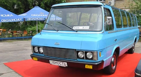 В Киеве показали роскошную маршрутку, поразившую президента Ford