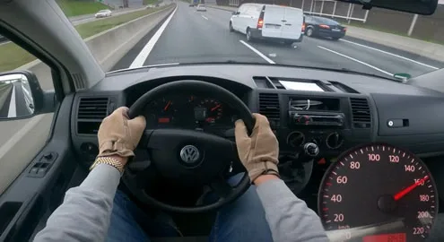 14-летний Volkswagen Transporter T5 разогнали до максималки на автобане (видео)