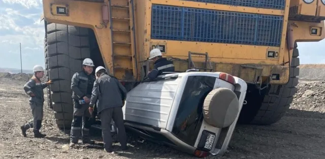 In Kazakhstan, a BelAZ crushed a passenger car (video)