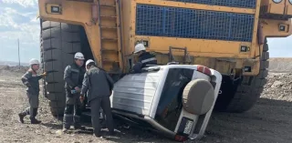 У Казахстані БелАЗ розчавив легковик (відео)