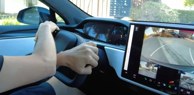 Электромобиль Tesla со штурвалом вместо руля испытали на дорогах (видео)