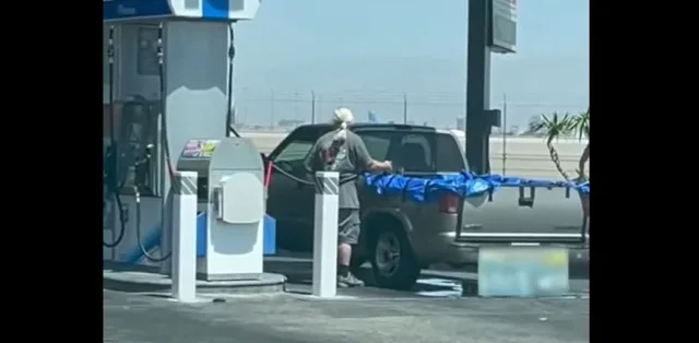 American poured gasoline directly into the pickup truck bed (video)