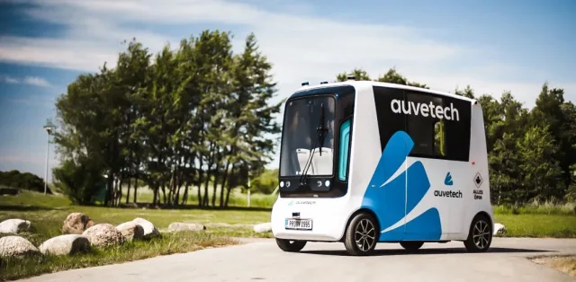 An unmanned bus with unusual LPG equipment hits the routes