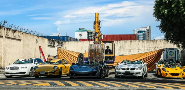 Luxurious unregistered cars were mercilessly crushed by an excavator (video)