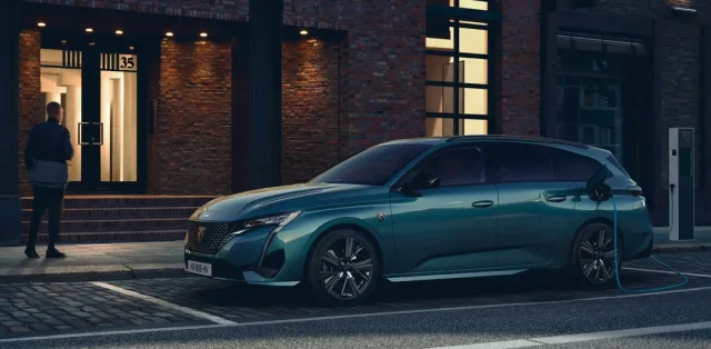 Peugeot показал стильную альтернативу кроссоверу