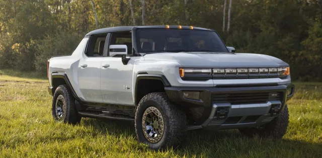 New Hummer electric car impressed with its size against the background of other cars (video)