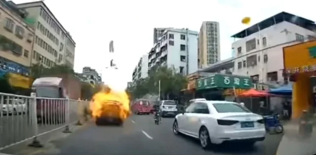 In China, a car with LPG exploded several times while driving (video)