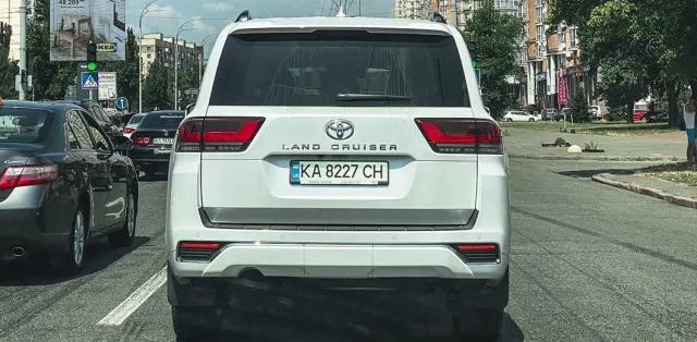 В Украине засняли новейший Toyota Land Cruiser 300