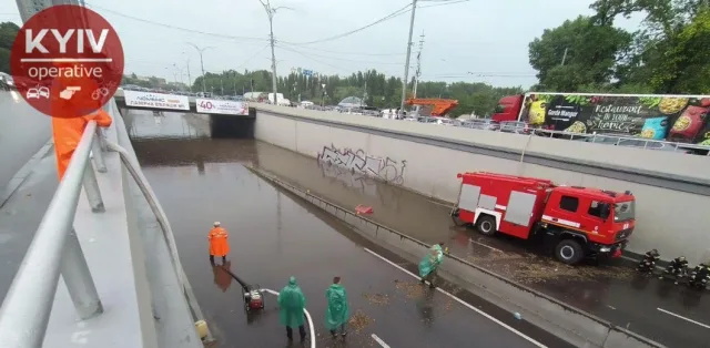 Дороги Киева и метро затопило после сильного ливня (видео)