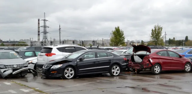 Which cars most and least often enter the market with damage