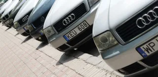 How many cars with European license plates were cleared under preferential tariffs