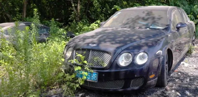 В Китае нашли кладбище покинутых Bentley и Porsche (видео)