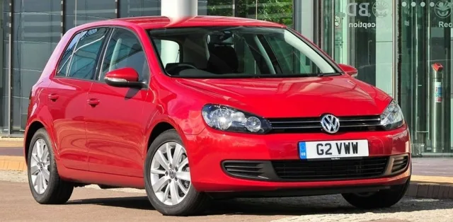 Европейская чиновница назвала дизельный VW Golf практичнее электромобиля