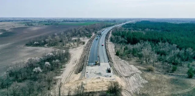 Первую в Украине бетонную дорогу испытают гоночными болидами (фото)