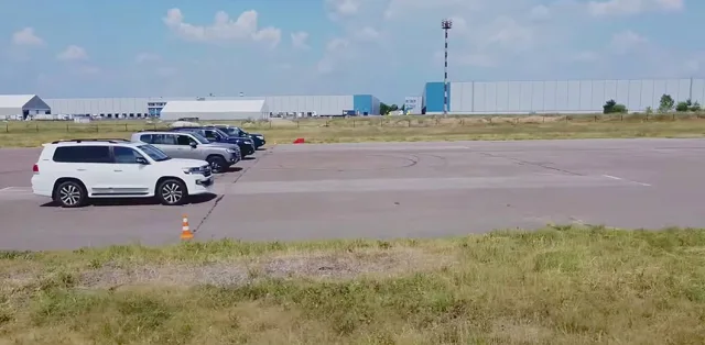 Новый Toyota Land Cruiser 300 впервые сравнили с LC 200 вживую (видео)