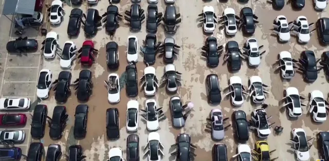Больше 100 новых Mercedes-Benz затопило на парковке автосалона (видео)