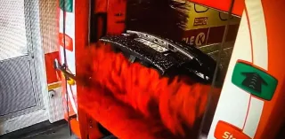 На видео показали последствия автоматической мойки кроссовера с открытым багажником