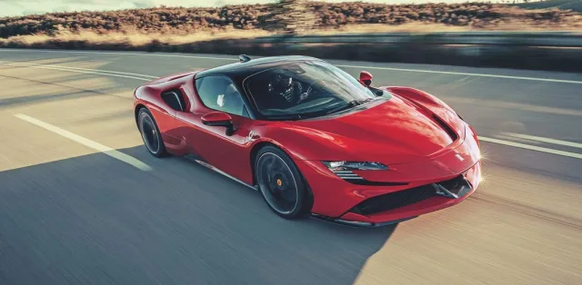 Ferrari за $1,5 млн уронили с автовоза во время доставки покупателю (видео)