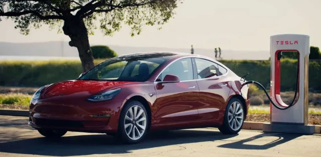Команда Илона Маска сравнила стоимость владения Tesla Model 3 с Toyota Camry