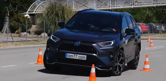 New Toyota RAV4 failed the moose test (video)