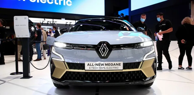Renault Megane electric crossover shown live (photo)