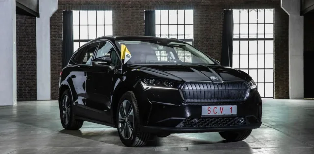 Папа Римский пересел на новый электрокроссовер Skoda