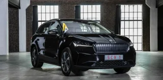 Папа Римський пересів на новий електрокросовер Skoda