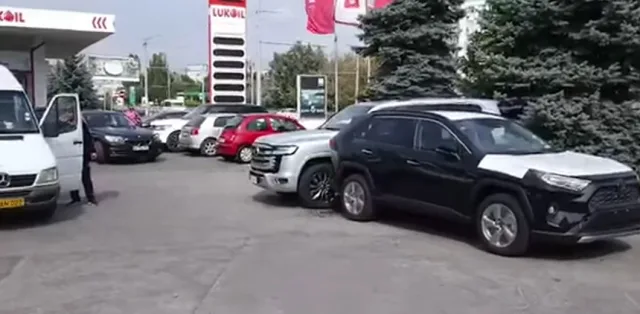 В молдавском автосалоне разбили новые Toyota и Lexus во время разгрузки (видео)