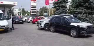 У молдавському автосалоні розбили нові Toyota та Lexus під час розвантаження (відео)