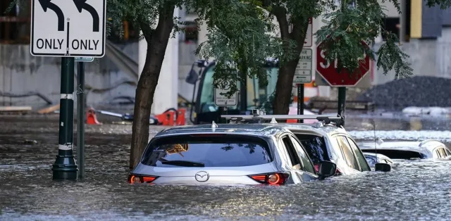 In the US, more than 200,000 flooded cars were counted after Hurricane Ida (photo)