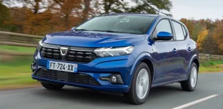 Европейцы массово пересаживаются с VW Golf на бюджетные Sandero