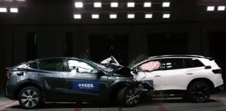 В краш-тесте столкнули друг с другом электрокары Tesla и Volkswagen