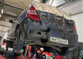 Біженцям із Маріуполя у Польщі безкоштовно відновили понівечений снарядами авто
