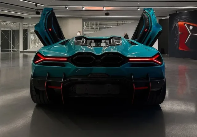 Молодой украинец стал владельцем эксклюзивного суперкара Lamborghini