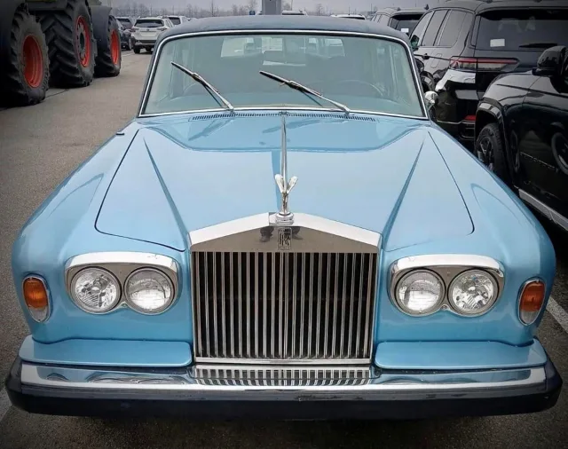 Customs officers arrested a smuggled Rolls-Royce from the mid-20th century