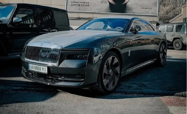 Украинцы активно покупают элитные электромобили Rolls-Royce
