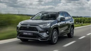 Дефіцит гібридів Toyota: покупцям доводиться чекати місяцями